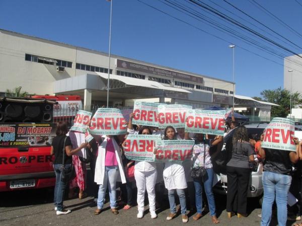 Servidores em greve realizam protesto e interditam rua em frente ao HUT.(Imagem:Gil Oliveira/ G1 PI)