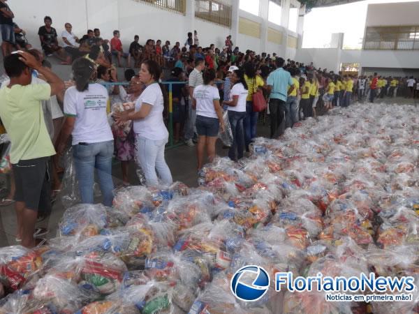 Prefeitura de Floriano distribuiu cestas básicas para famílias carentes do município.(Imagem:FlorianoNews)