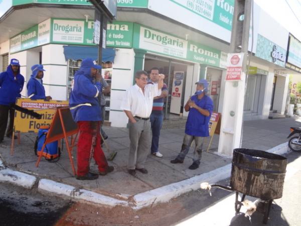 Avelino Neiva verifica obras de pavimentação asfáltica em Floriano.(Imagem:FlorianoNews)