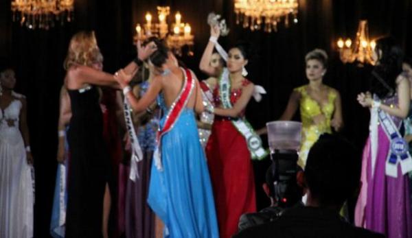 Em concurso, vice não aceita derrota e arranca coroa de Miss Amazonas.(Imagem:Marcos Dantas/G1 AM)