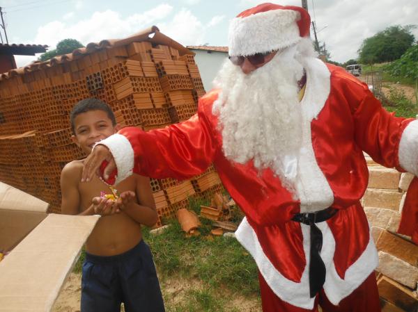 Papai Noel promoveu manhã de alegria com distribuição de bombons em Floriano.(Imagem:FlorianoNews)