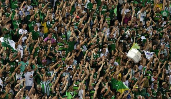 Torcida lotou a Arena Condá para empurrar o Verdão do Oeste.(Imagem:REUTERS/Paulo Whitaker)