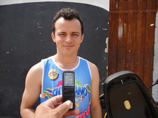 Amarelinho conversou com Leonardo, líder do grupo brincantes e resposável pela ornamentação da cidade no carnaval(Imagem:FlorianoNews)