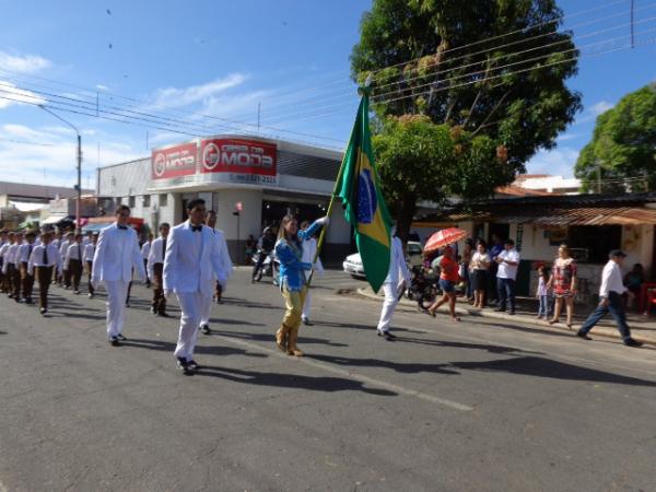 Desfile marca abertura de comemorações pelos 45 anos do Colégio Industrial.(Imagem:FlorianoNews)