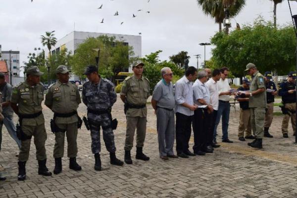 Prefeito Gilberto Júnior e PM fazem panfletagem com dicas de segurança para o carnaval.(Imagem:Waldemir Miranda)