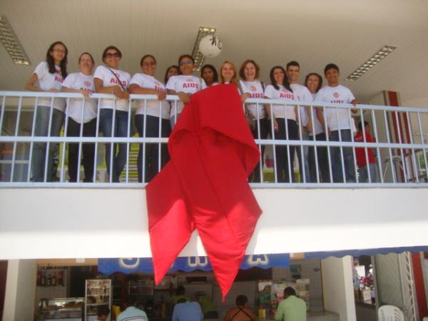 Dia Mundial de Luta Contra a AIDS - O laço foi colocado na Lanchonete Sertã no centro de Floriano(Imagem:redaçao)