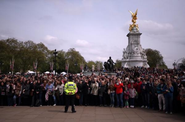 Multidão se aglomera na porta do Palácio de Buckingham.(Imagem:AFP)