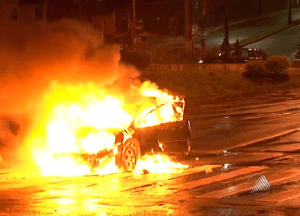 Carro ficou em chamas no meio da rua, mas ninguém ficou ferido(Imagem:Reprodução/TV Bahia)