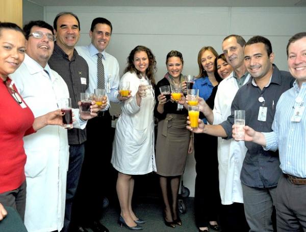 Ricardo visita a equipe que o atendeu no hospital depois do AVC sofrido em pleno gramado do Engenhão.(Imagem:Andressa Maria Santos Vieira/Divulgação Hospital P)