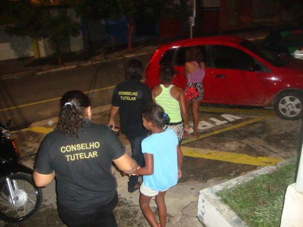 PM prende dois homens consumindo bebida alcoólica com três menores.(Imagem:Jc24horas)