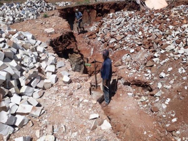 Trabalhadores resgatados trabalhavam fabricando paralelepípedos em pedreira localizada em Santa Cruz do Piauí.(Imagem:Ministério do Trabalho)