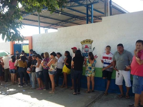 Eleitores nas filas das seções durante o domingo de votação.(Imagem:Karinne Katyuzia/G1 Piauí)