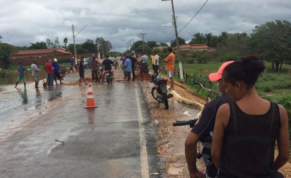 Moradores quebram rodovia para evitar alagamento em Parnaguá.(Imagem:Cidadeverde.com)