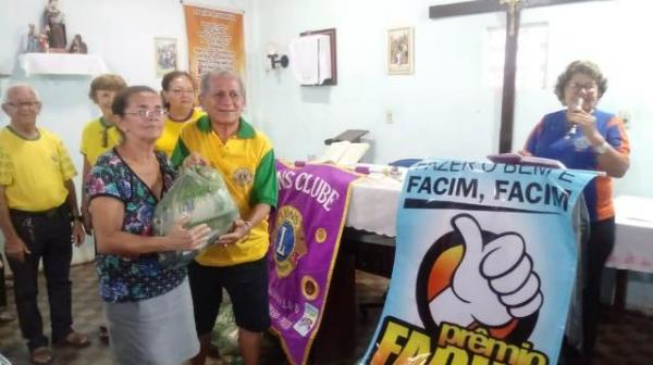 Lyons Clube faz doação de cestas básicas à Vila Vicentina de Floriano.(Imagem:FlorianoNews)