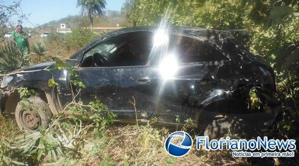 Carro capota após motorista perder o controle em curva da morte.(Imagem:FlorianoNews)