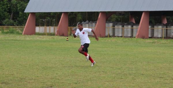 Meia pega pesado nos treinos físicos durante a pré-temporada no campo da Ufpi.(Imagem:Abdias Bideh/GloboEsporte.com)