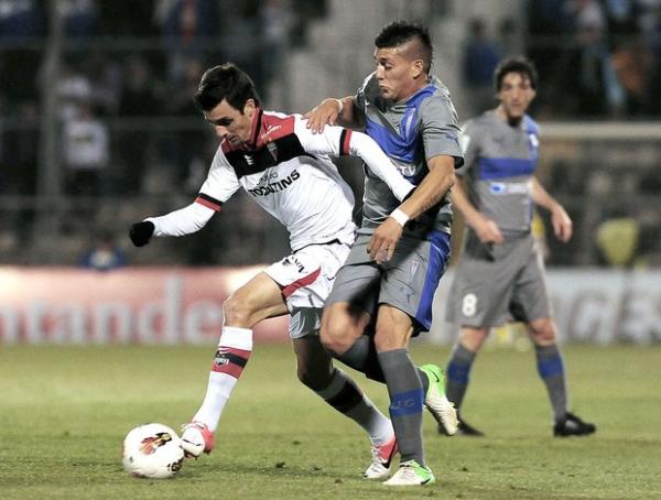 Danilinho disputa a bola com Castillo, no estádio San Carlos de Apoquindo.(Imagem:Agência AFP)
