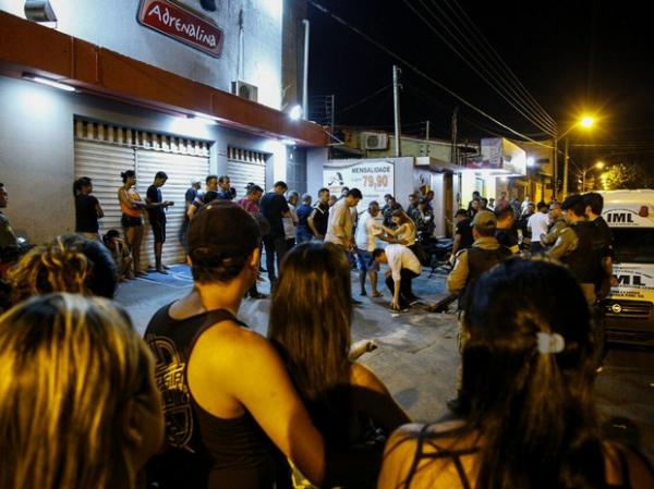 Peritos da Delegacia de Homicídios estiveram no local do crime.(Imagem: João Cunha/G1)
