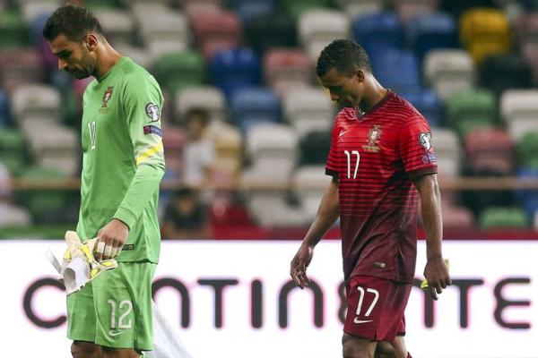 Desolados, Rui Patrício e Nani deixam o gramado derrotados na estreia.(Imagem:Agência EFE)