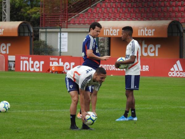 Fernando Diniz conversa com Tchê Tchê, que foi seu jogador no Audax.(Imagem: Marcelo Hazan)