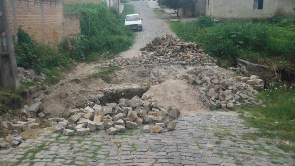 Buraco no bairro Caixa D?água aumenta transtornos para os moradores.(Imagem:FlorianoNews)