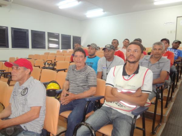 Mototaxistas de Floriano participam de curso profissionalizante.(Imagem:FlorianoNews)