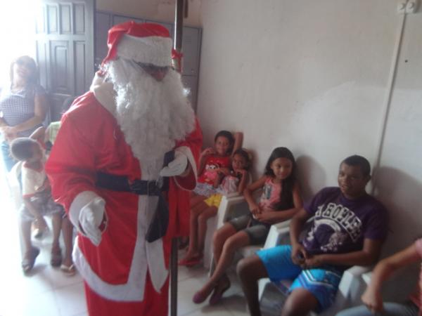 Papai Noel distribuiu presentes para crianças em Floriano.(Imagem:FlorianoNews)