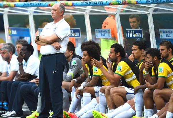 Felipão acompanha a partida entre Brasil e Holanda, à frente do banco de reservas.(Imagem:Getty Images)