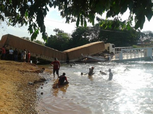 Acidente deixou parte do veículo no Rio Parnaíba.(Imagem:Antonio Santos/ Arquivo pessoal)