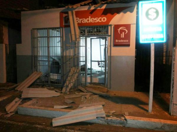 Ação dos bandidos deixou agência bancária de São Félix destruída.(Imagem:Maria da Cruz/Arquivo Pessoal)