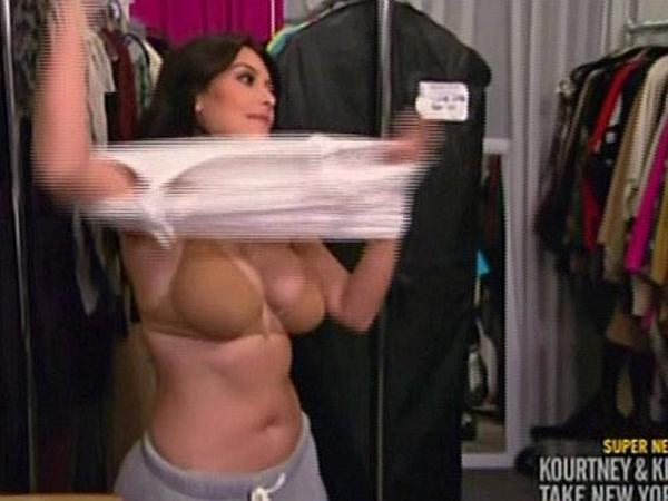 Kim Kardashian troca de roupa em frente a amigo para testar se ele é gay.(Imagem:Reprodução)
