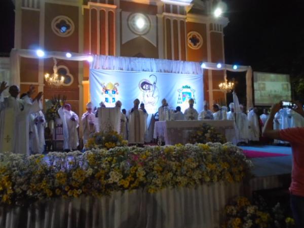 Multidão acompanha posse de Dom Edivalter como novo Bispo da Diocese de Floriano.(Imagem:FlorianoNews)