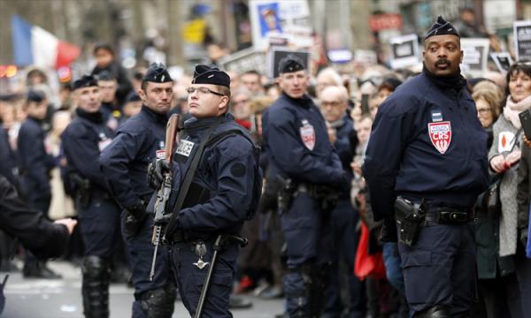 França mobiliza 10 mil militares para proteger 'lugares sensíveis'.(Imagem:AFP /Agence France-Presse)