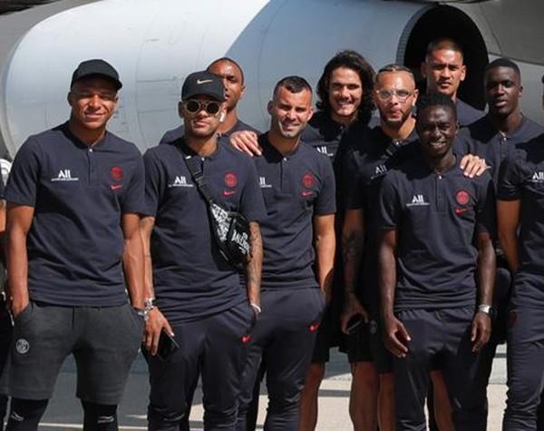 Mbappé, Neymar e Cavani, quinto da esquerda para a direita, entre os jogadores do PSG.(Imagem:Reprodução do site oficial do PSG)