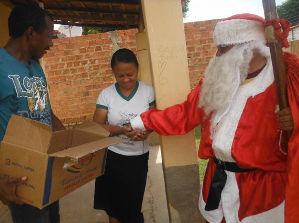 Papai Noel promoveu manhã de alegria com distribuição de bombons em Floriano.(Imagem:FlorianoNews)