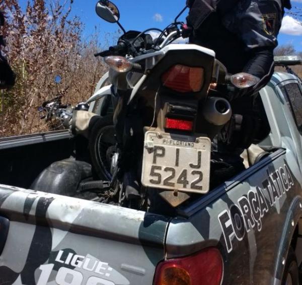 Moto roubada é encontrada em matagal no bairro Riacho Fundo.(Imagem:Divulgação/PM)