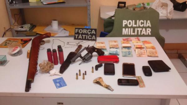 Suspeitos foram presos com armas, munições, pólvora e dinheiro.(Imagem:Divulgação/PM)