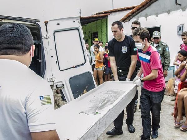 Corpo da idosa foi removido durante velório para exame cadavérico.(Imagem: Wenddel Veras/Blog do Coveiro)