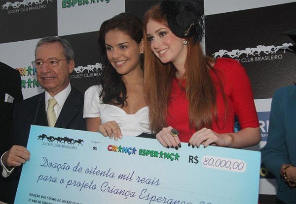 Paloma Bernardi (ao centro) ajuda Marina a segurar doação de R$ 80 mil para o 
