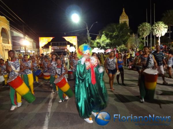 Cores, brilhos e samba no pé marcaram os desfiles das escolas de samba. (Imagem:FlorianoNews)