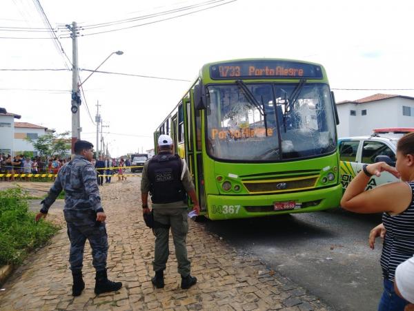 Idoso morre atropelado por ônibus e população revoltada danifica veículo(Imagem:Rafaeal Leal/G1)
