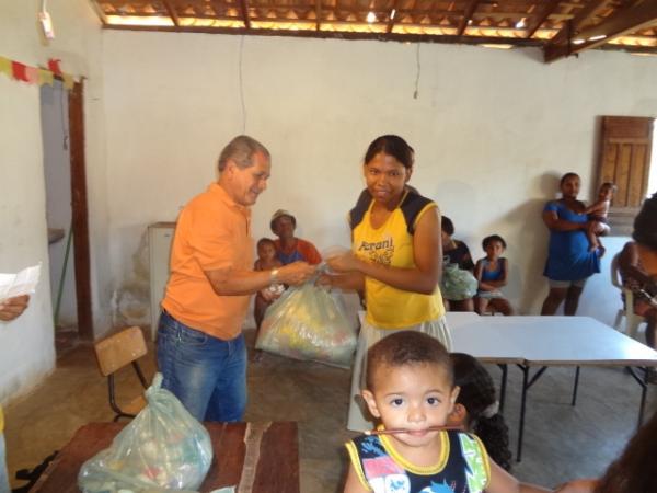 Sr Gregório Monteiro entregou cestas básicas aos moradores do Cajueiro Dois.(Imagem:FlorianoNews)