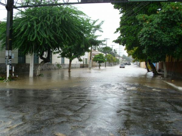 Rua Raimundo Castro, em frente a Casa de saúde(Imagem:Léo Miranda)