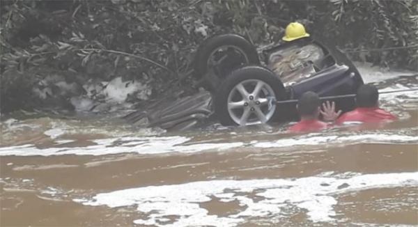 Carro com 4 pessoas cai em rio e duas morrem afogadas no Norte do Piauí.(Imagem:Divulgação/PM)