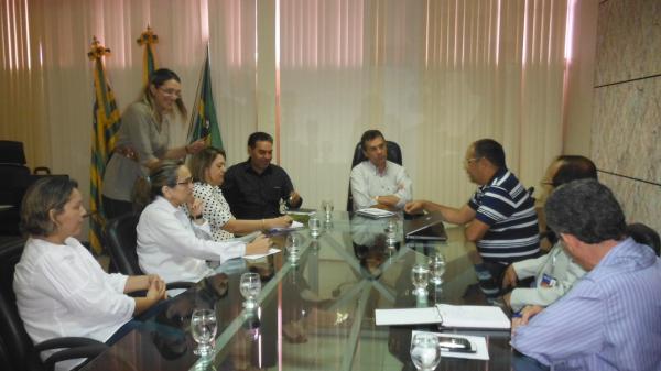 Prefeito Gilberto Júnior se reuniu com representantes da Caixa Econômica para discutir habitação popular.(Imagem:FlorianoNews)