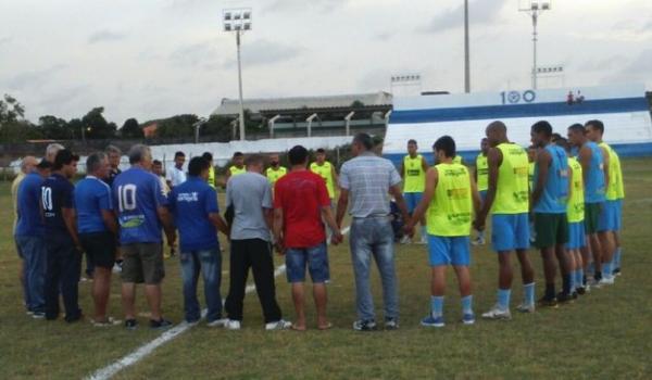 Jogadores e comissão técnica fazem momento de oração.(Imagem:Gláucio Júnior)