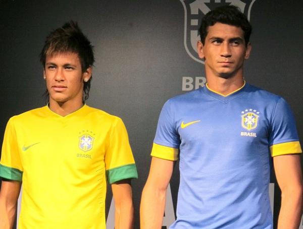 Neymar e Ganso com as camisas do Brasil.(Imagem:Carlos Augusto Ferrari / GLOBOESPORTE.COM)