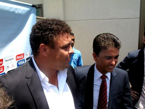 Ronaldo e Bebeto anunciam nova parceria para 2014.(Imagem:Márcio Iannacca / Globoesporte.com)