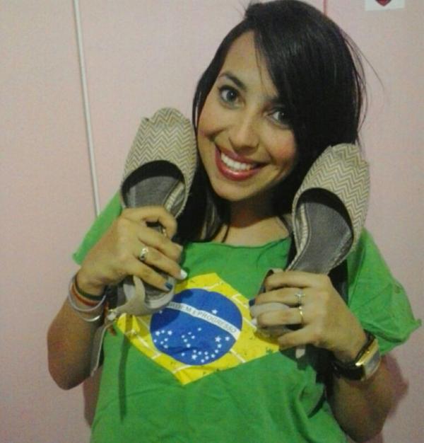 Em dia de jogos da seleção, Anária Correia não larga mais seu chinelo da sorte.(Imagem:Arquivo Pessoal)