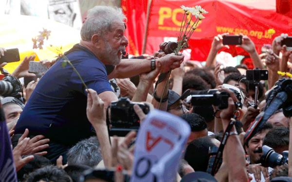 O ex-presidente Lula em 7 de abril, em São Bernardo do Campo (SP), poucas horas antes de se entregar à PF.(Imagem:Andre Penner/AP Photo)